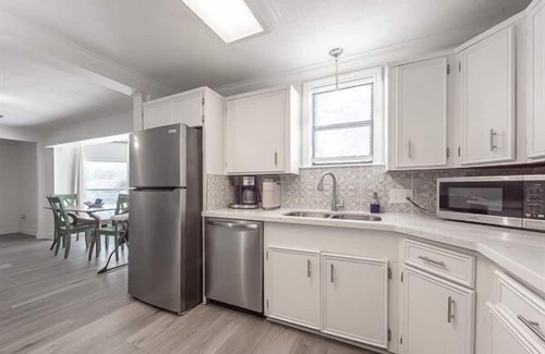 Groves Casa | 4 bedroom home in Groves with pool