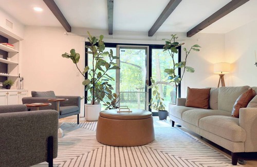 Granger Casa | Spacious 5BR Retreat w/Wet Bar, Backyard – 10min to Notre Dame