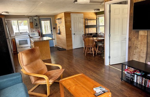 Five Islands Cabaña | Private Cozy Acreage in nature (pets welcome)