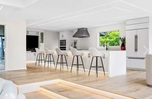 Burlington Casa | Modern Luxury Private Oasis on the Escarpment in Burlington. Mins from the Lake!