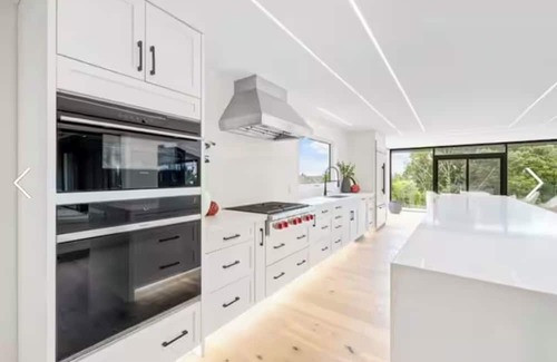 Burlington Casa | Modern Luxury Private Oasis on the Escarpment in Burlington. Mins from the Lake!