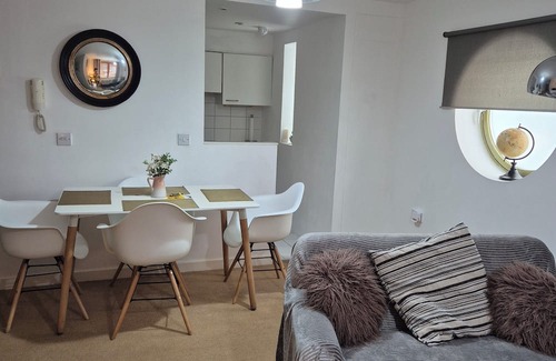 The Docks Casa | 2 Bedroom Dockland Apartment- Free Parking for one car.