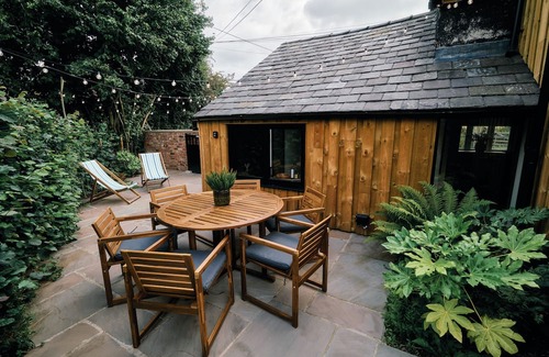 Tatton Park Casa | Landlords Cottage was once the village pub, now a characterful holiday retreat in the heart of Lower Withington, Cheshire.