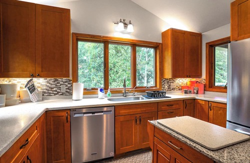 Edinboro Casa | Wooded Retreat on 5 Acres: 6 Mi to Edinboro Lake!