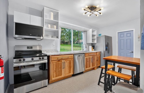Pointblank Casa | NEW! Evergreen Estate with Rooftop Balcony & Games