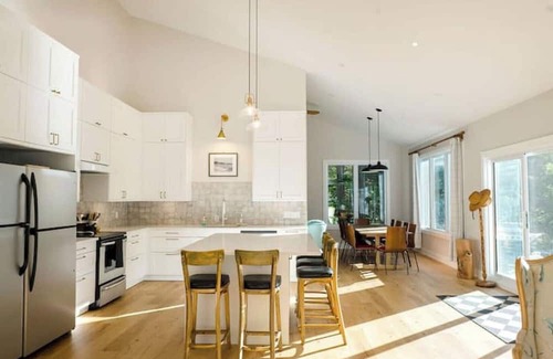 Low Cabaña | The Papillon Lakehouse - waterfront property one hour from Ottawa