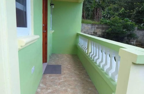 Trafalgar Apartamento | Serene 2-bedroom apartment with AC in Saint George Parish