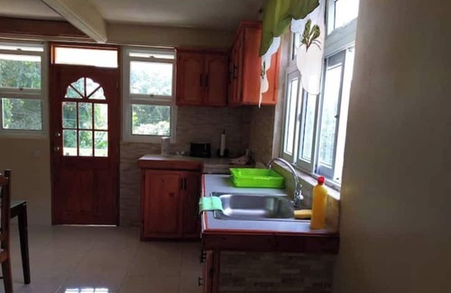 Trafalgar Apartamento | Serene 2-bedroom apartment with AC in Saint George Parish