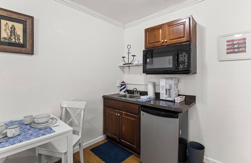 Paola Apartamento | Studio Apartment Charming Kansas Hideaway Near Downtown w/Parking