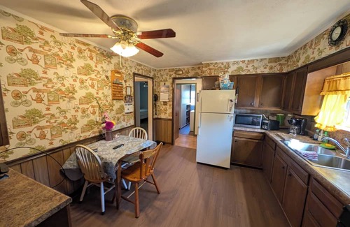 Hubbard Casa | Comfortable 2-bedroom house with AC in charming Hubbard. Full Kitchen, Laundry