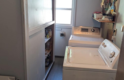 Hubbard Casa | Comfortable 2-bedroom house with AC in charming Hubbard. Full Kitchen, Laundry