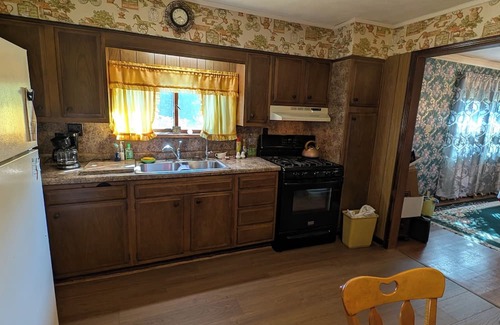 Hubbard Casa | Comfortable 2-bedroom house with AC in charming Hubbard. Full Kitchen, Laundry