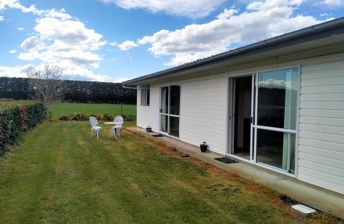 Darfield Cabina | Cosy comfortable, peaceful retreat, 30 mins from Christchurch Airport