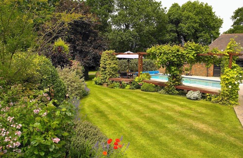 Liphook Casa | Countryside Manor House with Pool and Rural Views