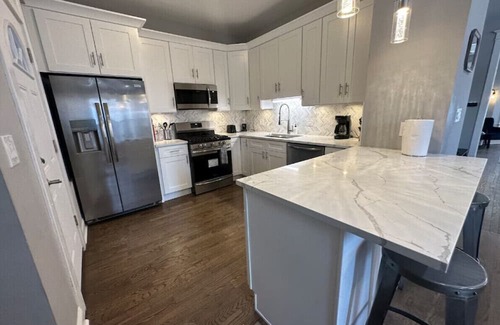 South Shore Apartamento | Walk to the Lake! Grill, Fireplace, Sleeps 12