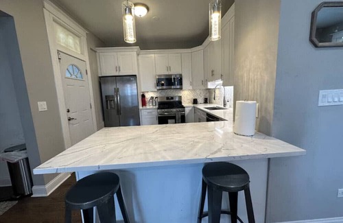 South Shore Apartamento | Walk to the Lake! Grill, Fireplace, Sleeps 12