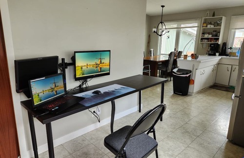 Gimli Casa | Work & Play in Gimli – Office space, Fibre Internet, Full Kitchen, Lake Walks