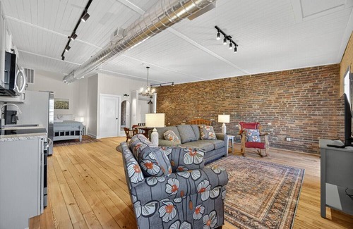 Fayetteville Apartamento | The Balcony Loft | DWTN LXRY LOFT