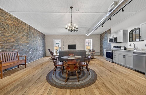 Fayetteville Apartamento | The Balcony Loft | DWTN LXRY LOFT