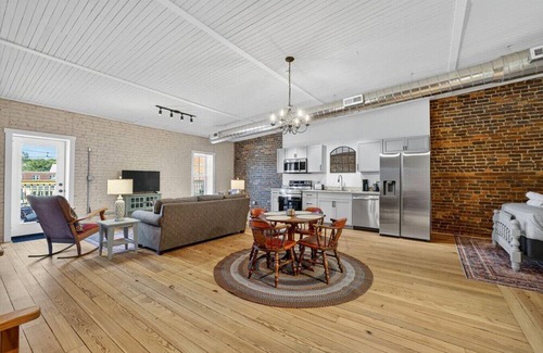 Fayetteville Apartamento | The Balcony Loft | DWTN LXRY LOFT