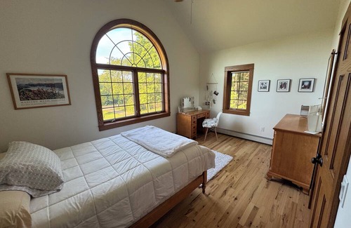 Bangor Otro | Peaceful Farmhouse outside of South Haven - 2 bedrooms.