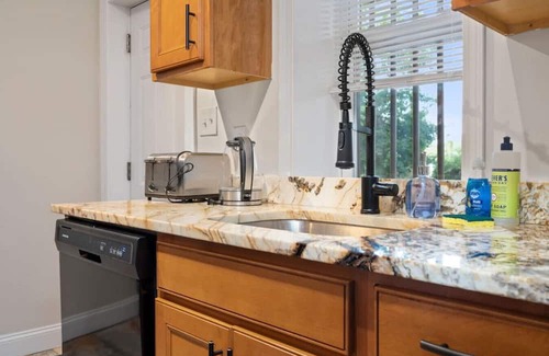 North Oakland Apartamento | 3 Story home w/11 beds! | Close to Pitt & CMU!