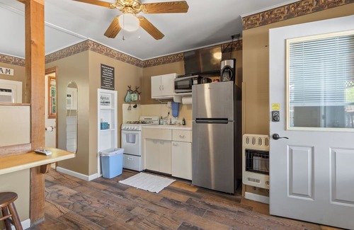 Diamond City Cabina | 1bd/1bath cabin with beautiful views of Bull Shoals Lake in a quiet, peaceful area.