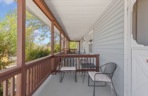 Diamond City Cabina | 1bed/1bath cabin with beautiful views of Bull Shoals Lake.