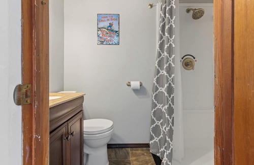 Diamond City Cabina | 1bed/1bath cabin with beautiful views of Bull Shoals Lake.