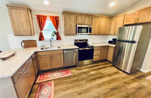 Hazel Dell Casa | Tranquil Colorful Comfort, 3-bedroom house with AC in Vancouver