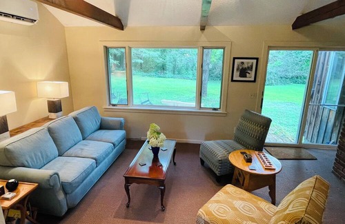 Arlington Casa | Southern Vermont Cottage in charming Arlington