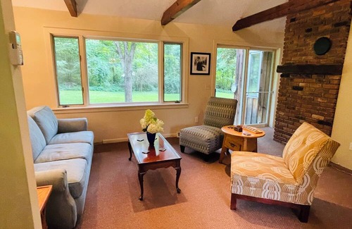 Arlington Casa | Southern Vermont Cottage in charming Arlington