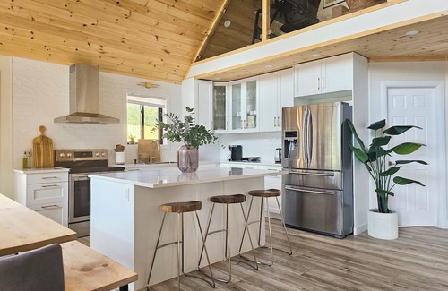 Mansfield-et-Pontefract Cabaña | La Biche de Coulonge – Luxury 4-Season Waterfront Cottage