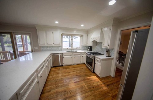 Camden Casa | Sleep 30: Lakefront Wateree Compound in a Cove!