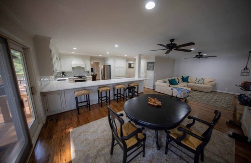 Camden Casa | Sleep 30: Lakefront Wateree Compound in a Cove!