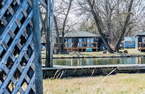 Harwood Cabina | 2-bedroom Lake Front Cottage in Harwood, ON #3