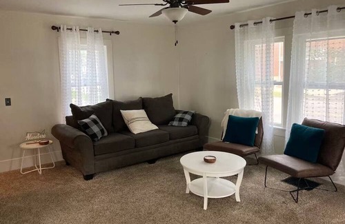 Bellville Casa | Wonderful 4-bedroom house with hot tub in Bellville