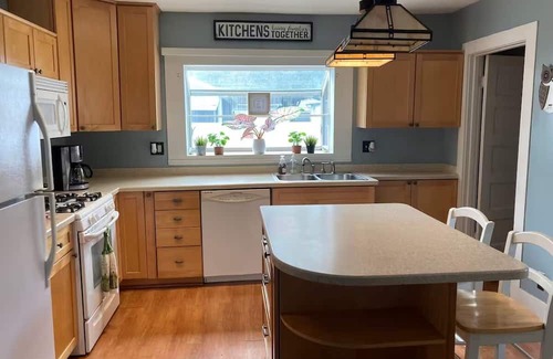 Bellville Casa | Wonderful 4-bedroom house with hot tub in Bellville
