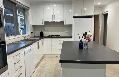Ringwood North Casa | Hilltop Haven