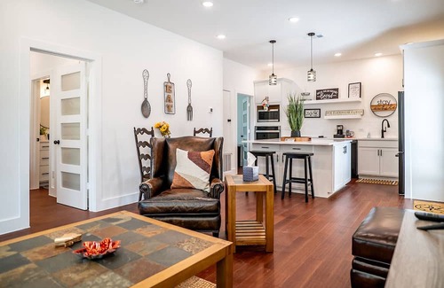 Burleson Casa | The Blue Barn in pleasant Burleson with AC