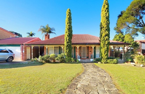 Baulkham Hills Casa | Entire 4 Bedroom House with Swimming Pool, Beautiful and Spacious