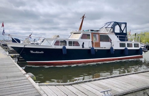 Vechelde Alquiler De Eote | Stay with Maritime Flair on a Vintage Yacht