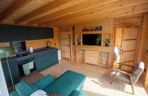 Lybster Cabina | One-bedroom chalet Highland retreat. Breath taking sea views from hot tub