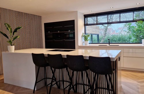 Leidschenveen-Ypenburg Casa | Elegant Luxury Villa with Large Garden, Near Beach & City