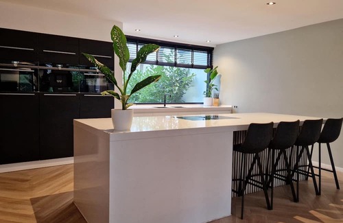 Leidschenveen-Ypenburg Casa | Elegant Luxury Villa with Large Garden, Near Beach & City