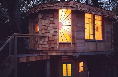 Chiddingfold Cabaña | Rural Surrey Cottage and TV award winning 'Shed of the year' Mushroom house!