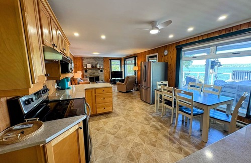 Springfield Casa | Lakefront Escape with Hot Tub and Outdoor Kitchen