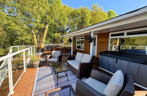 Springfield Casa | Lakefront Escape with Hot Tub and Outdoor Kitchen