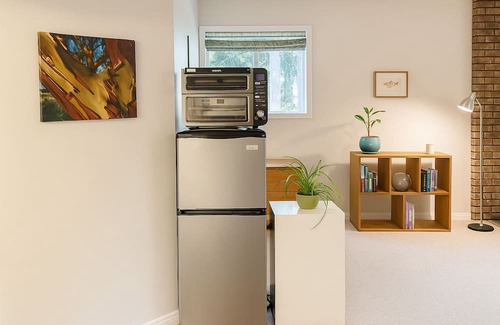 Brentwood Bay Casa | Arbutus and Fir Retreat. Priced for long stays. Pet-friendly!