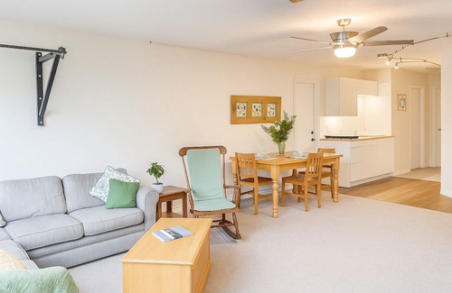 Brentwood Bay Casa | Arbutus and Fir Retreat. Priced for long stays. Pet-friendly!